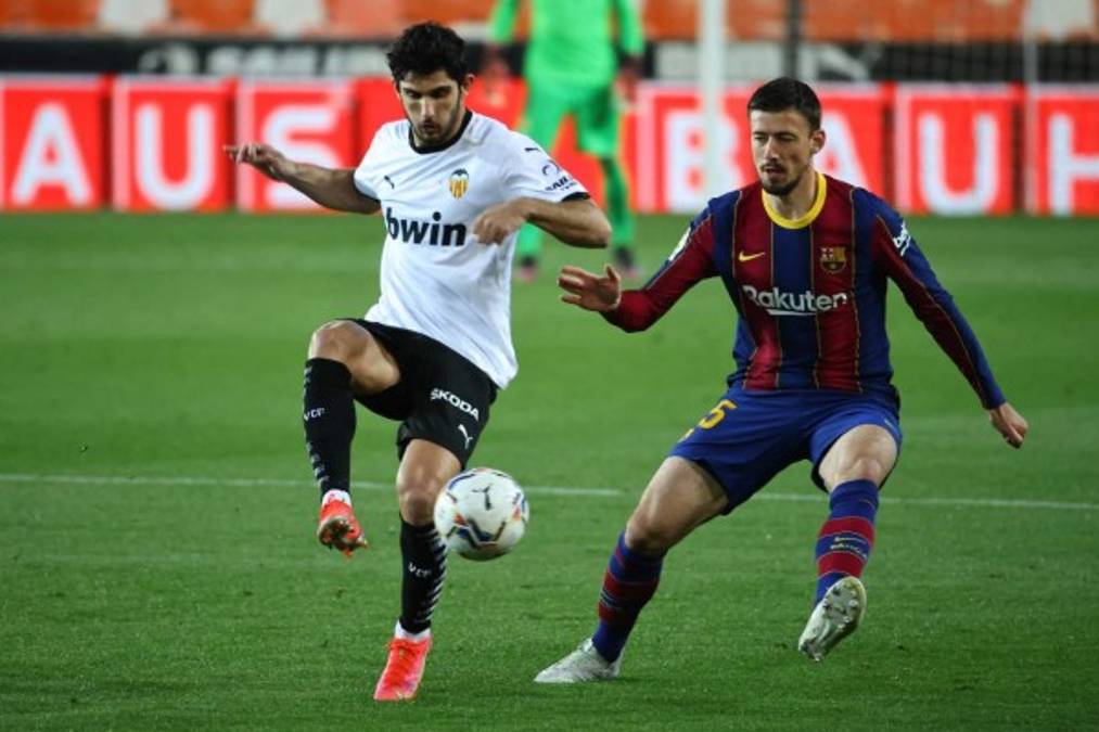 Messi marcó doblete y mantiene vivo al Barcelona en la Liga de España en la sufrida remontada ante Valencia