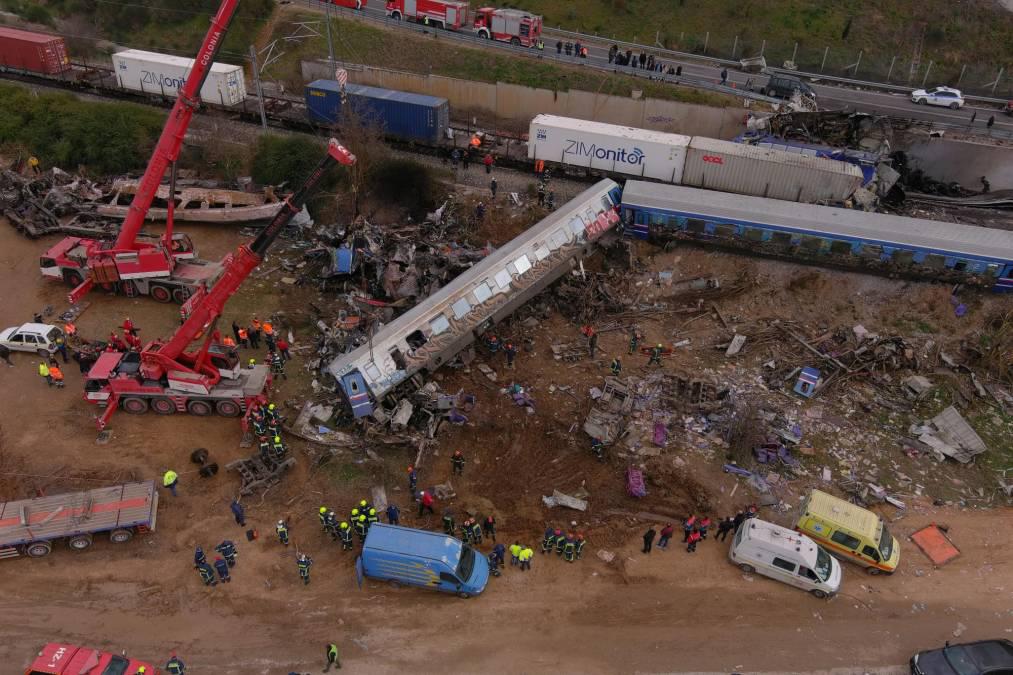 Las fotos del brutal choque de trenes en Grecia: el motivo del accidente y murieron 36 personas