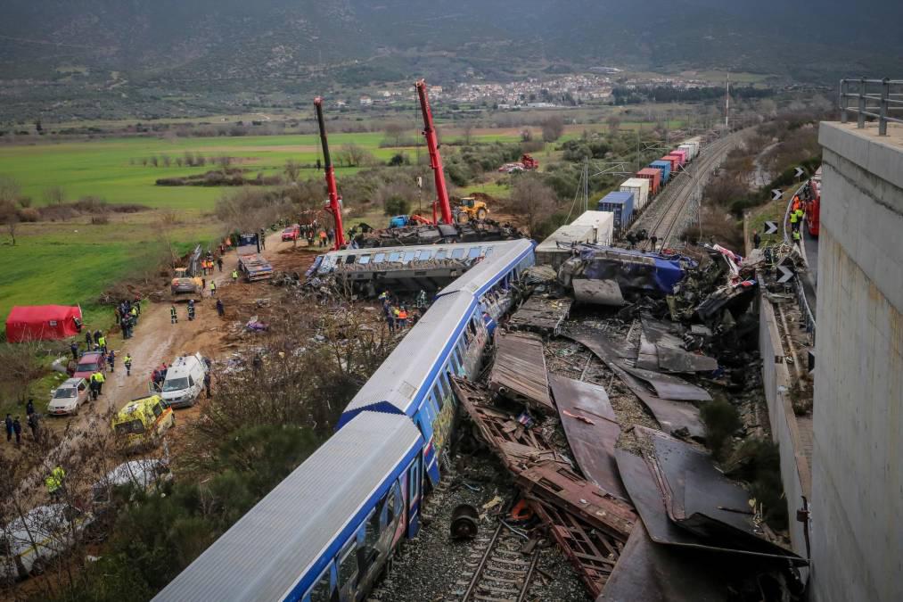 Las fotos del brutal choque de trenes en Grecia: el motivo del accidente y murieron 36 personas