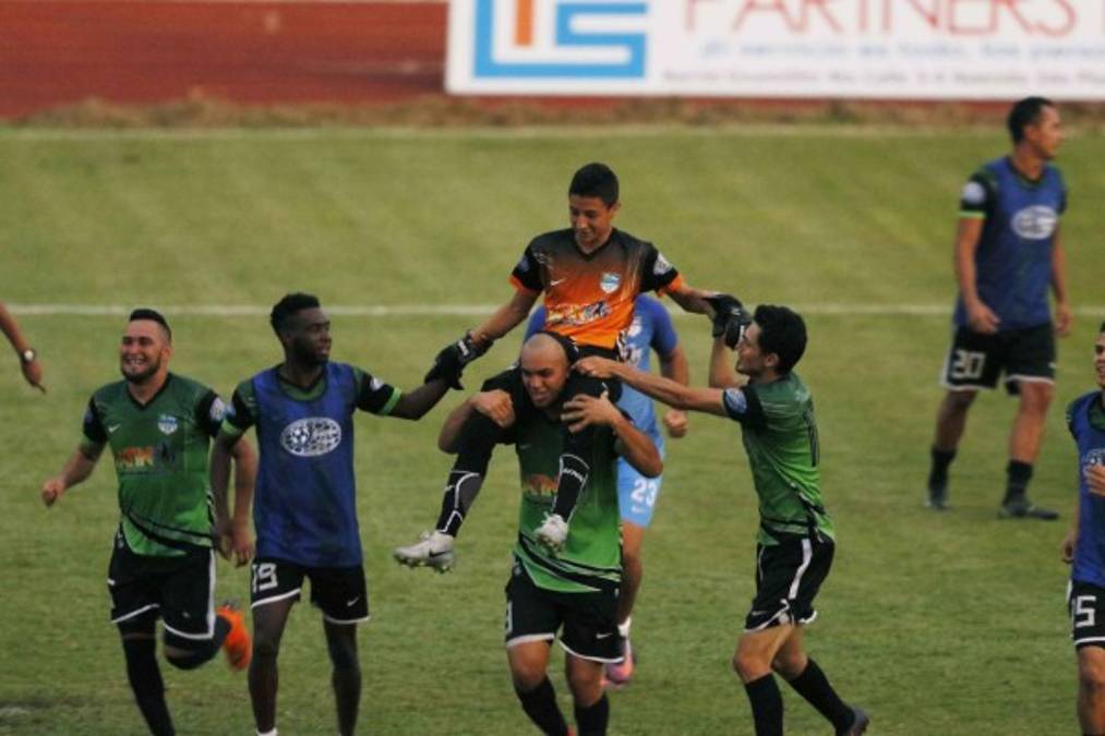 El niño del Atlético Pinares que sueña con defender los tres postes de la H