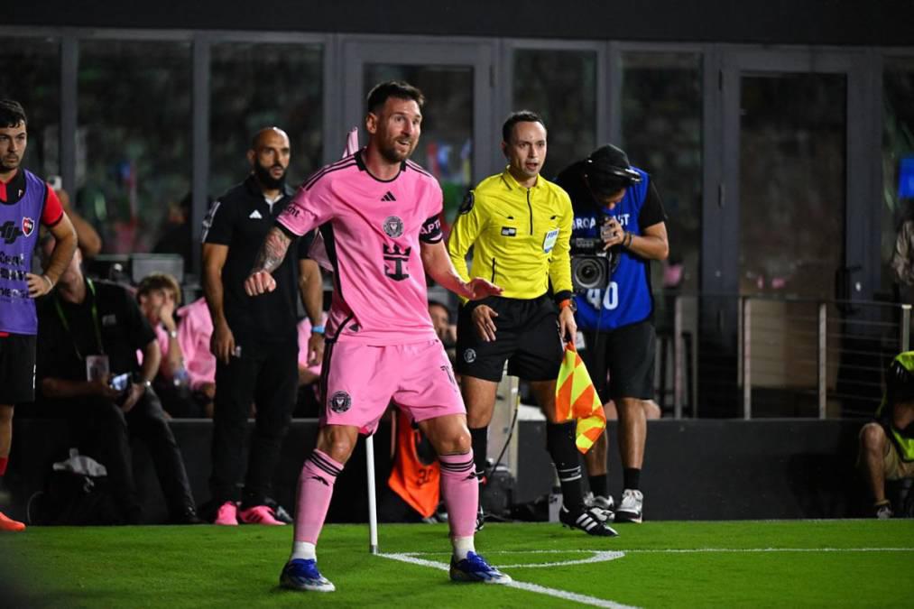 Beso a Messi, lindo gesto de Leo con Newell’s y el jugador que se llevó la camisa del “10” en su partido más especial