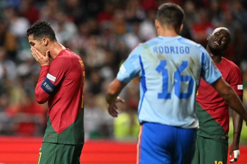 ¡Le dolió al Bicho! Los gestos de Cristiano Ronaldo por sufrir duro golpe ante España y así festejó la ‘Roja’ en la Liga de Naciones