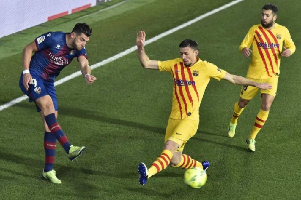 Sin brillo, el Barcelona superó al colero Huesca tras un gol de Frenkie de Jong y es quinto en La Liga