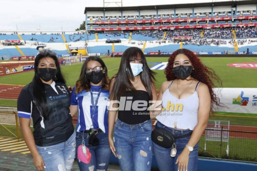 ¿Quién es la rubia? Las hermosas catrachas que adornan el Honduras vs. Costa Rica en el Olímpico