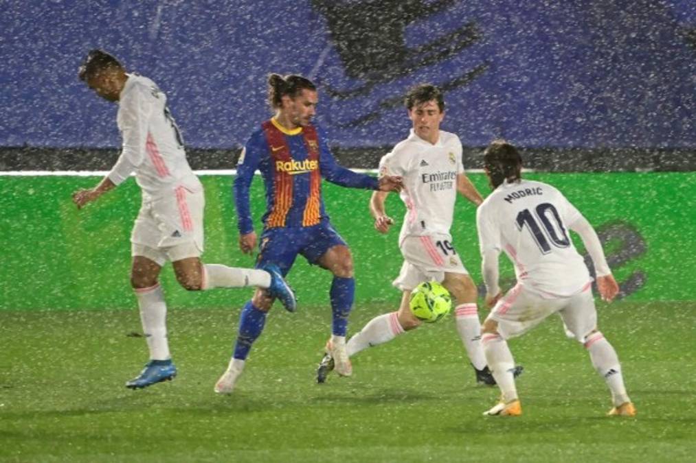 Real Madrid propina dura derrota al Barcelona en el Clásico y se pone líder de la liga española