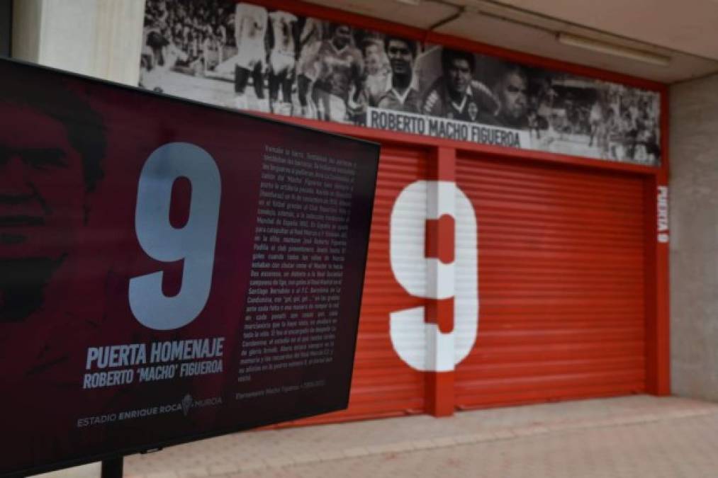 Real Murcia presenta la puerta 9 de su estadio en honor al hondureño Roberto 'Macho' Figueroa