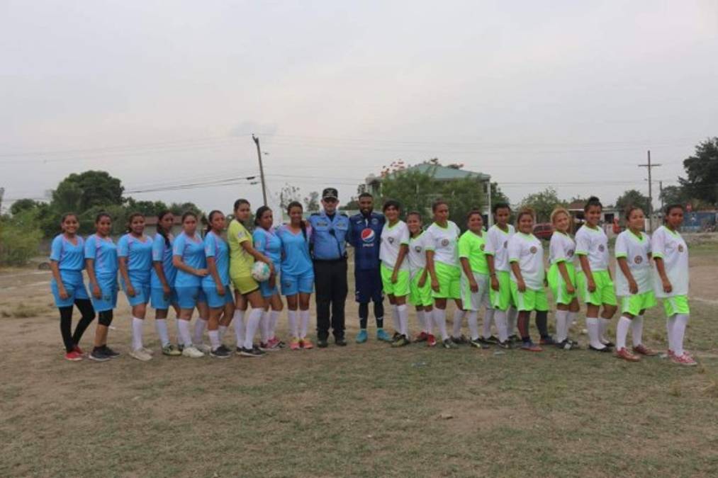 Reinieri Mayorquín comparte con jóvenes de la colonia Rivera Hernández