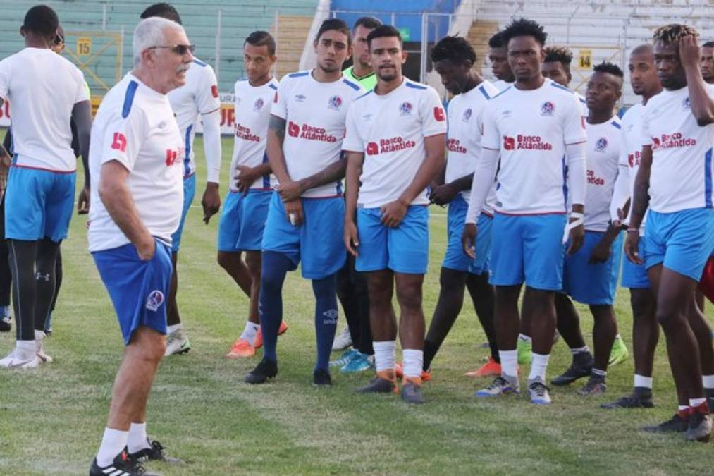 Manuel Keosseián dirige su primer entrenamiento al mando del Olimpia