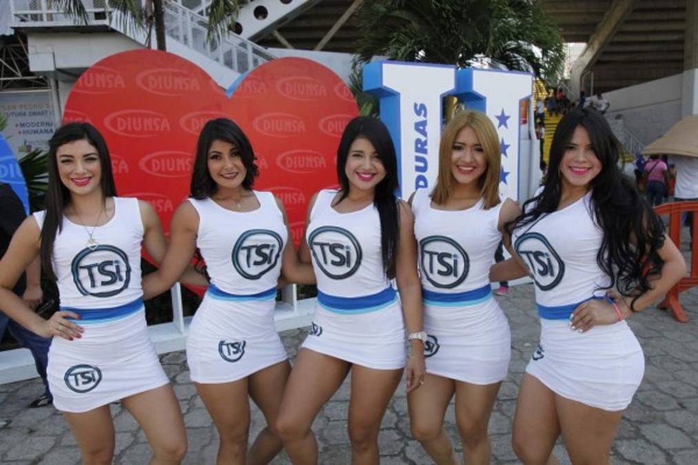 Ellas son las infartantes chicas que engalanaron el Honduras vs Panamá