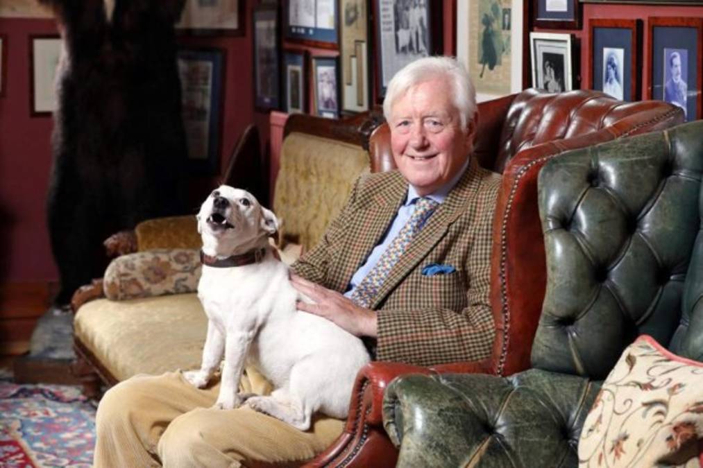 Multimillonario de 72 años busca joven esposa para darle castillos y su herencia