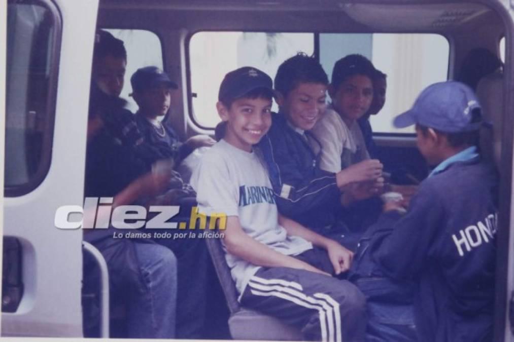 Mauricio Dubón rumbo a un partidos con otros niños.