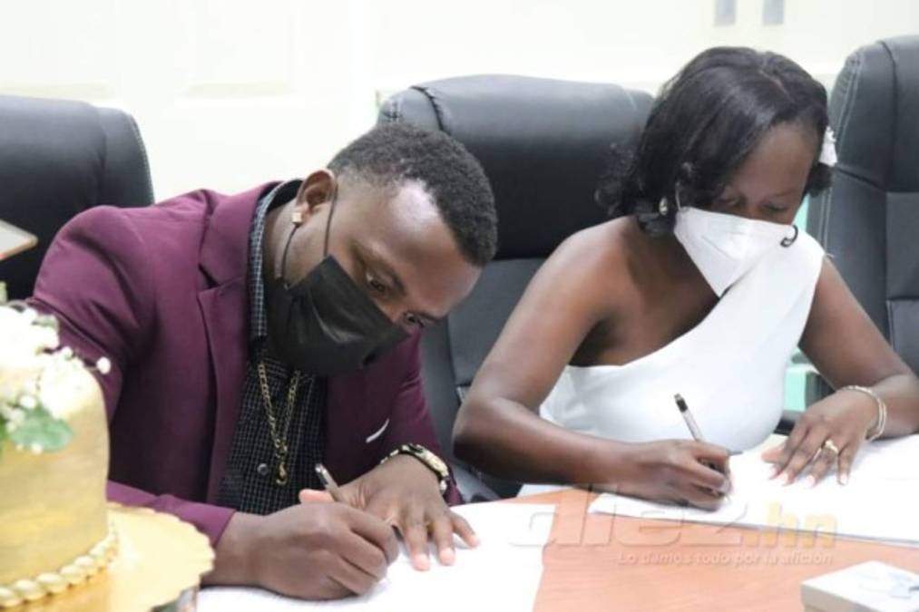 Boxeador hondureño y campeón centroamericano Josec 'Escorpión' Ruiz contrajo matrimonio en La Ceiba