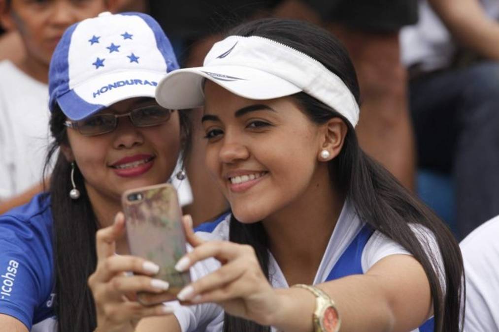 Ellas son las infartantes chicas que engalanaron el Honduras vs Panamá