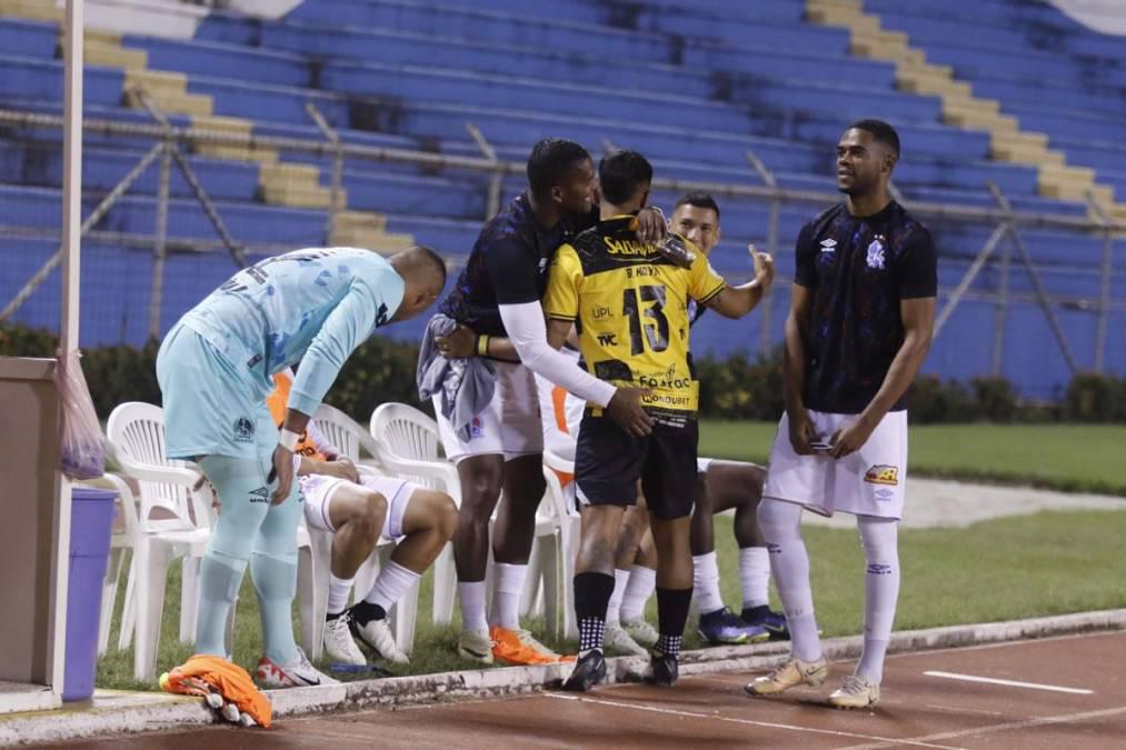 NO SE VIO EN TV: Feo gesto de  Moya a Troglio, la modelo que reapareció y lo insólito que pasó en el Real España - Olimpia