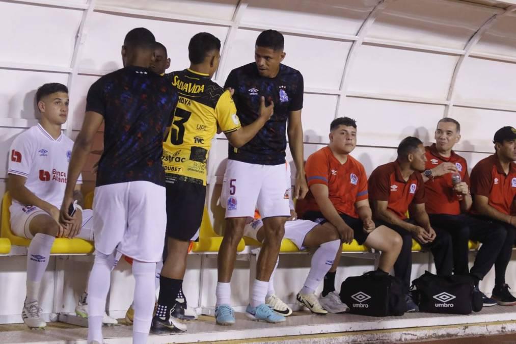 NO SE VIO EN TV: Feo gesto de  Moya a Troglio, la modelo que reapareció y lo insólito que pasó en el Real España - Olimpia