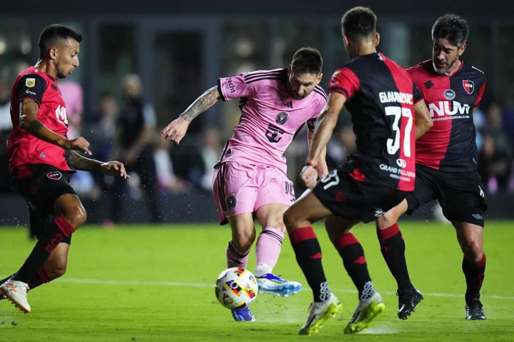 Beso a Messi, lindo gesto de Leo con Newell’s y el jugador que se llevó la camisa del “10” en su partido más especial