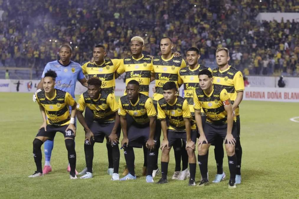 NO SE VIO EN TV: Feo gesto de  Moya a Troglio, la modelo que reapareció y lo insólito que pasó en el Real España - Olimpia