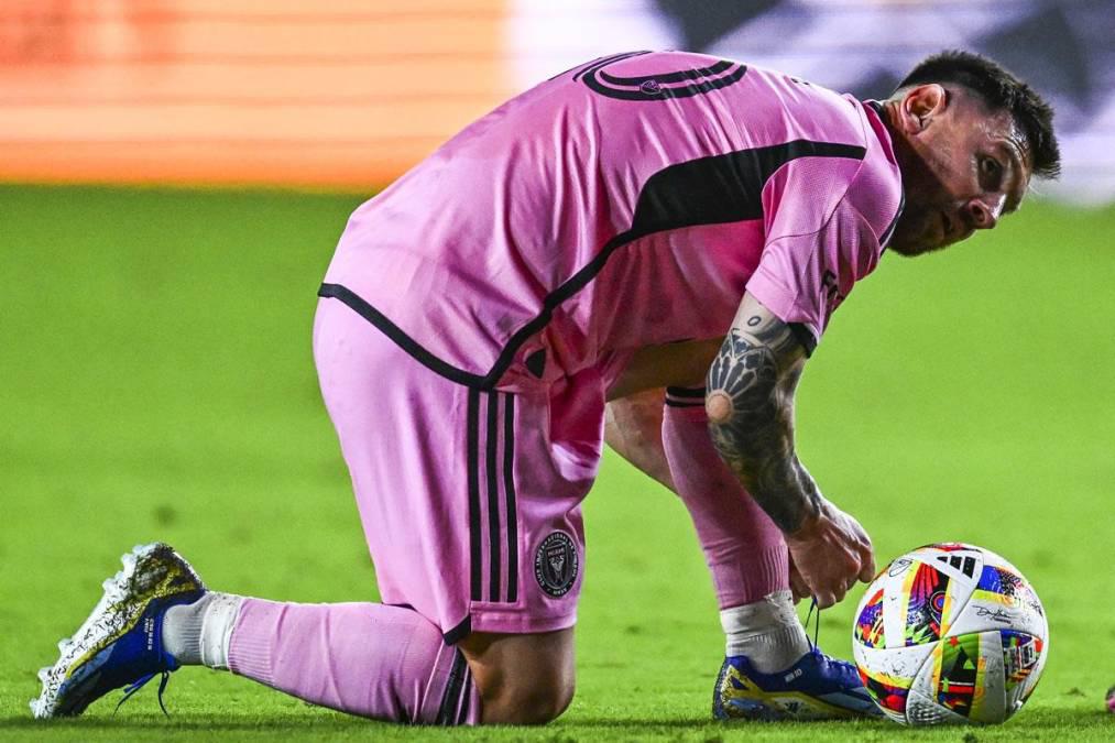 Beso a Messi, lindo gesto de Leo con Newell’s y el jugador que se llevó la camisa del “10” en su partido más especial