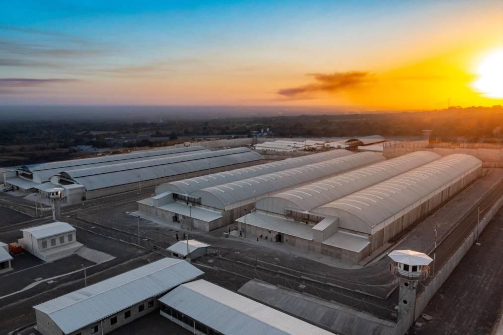 Es la más grande de América y así la llama el gobierno: Esta es la megacárcel para pandilleros que Bukele inauguró en El Salvador