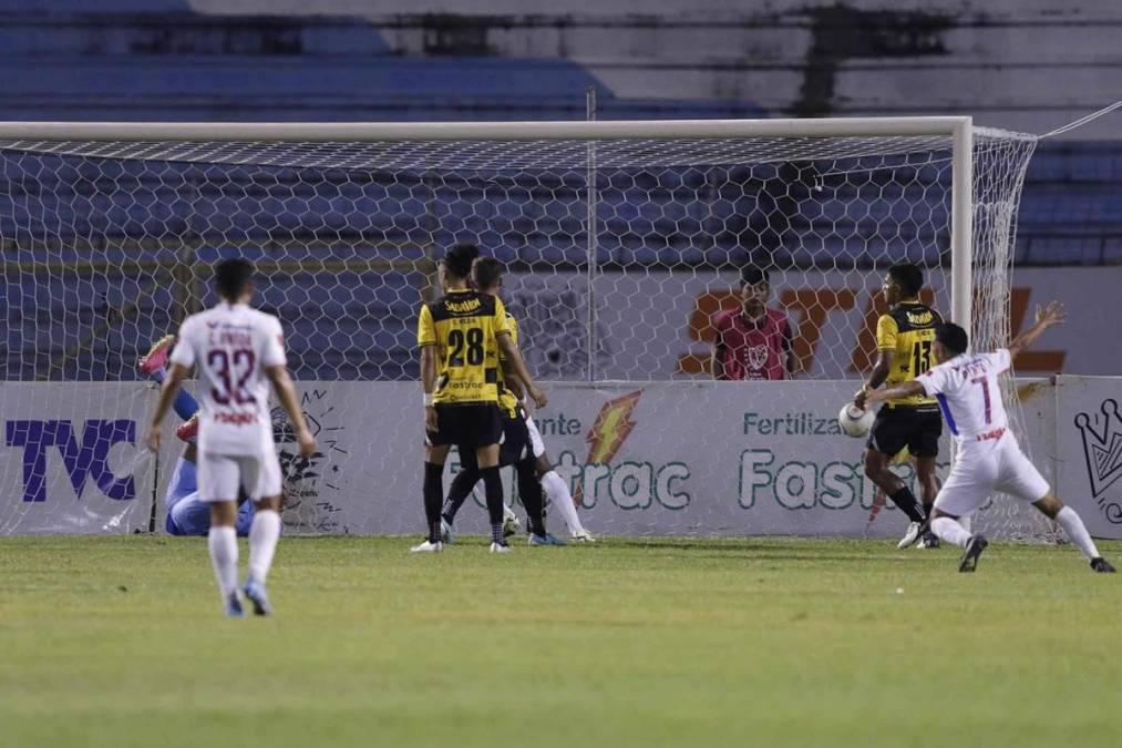 NO SE VIO EN TV: Feo gesto de  Moya a Troglio, la modelo que reapareció y lo insólito que pasó en el Real España - Olimpia