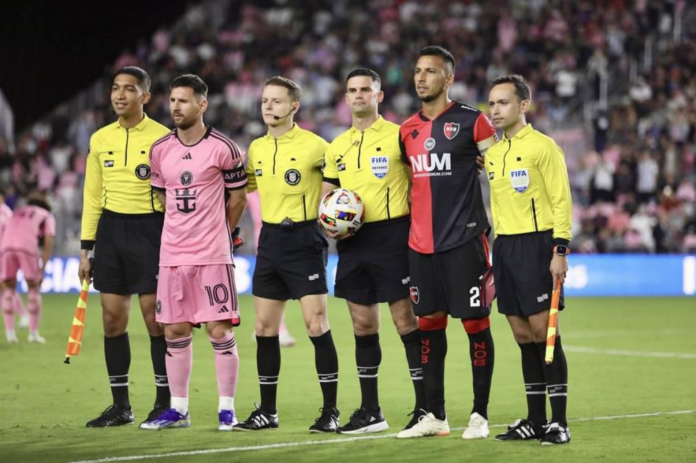 Beso a Messi, lindo gesto de Leo con Newell’s y el jugador que se llevó la camisa del “10” en su partido más especial