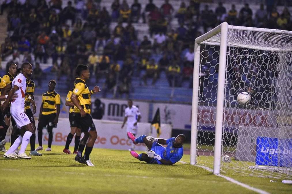 NO SE VIO EN TV: Feo gesto de  Moya a Troglio, la modelo que reapareció y lo insólito que pasó en el Real España - Olimpia