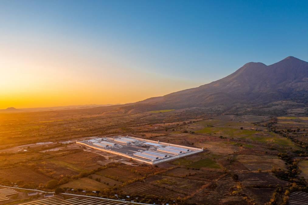 Es la más grande de América y así la llama el gobierno: Esta es la megacárcel para pandilleros que Bukele inauguró en El Salvador