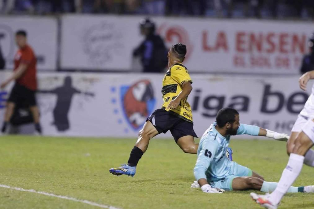 NO SE VIO EN TV: Feo gesto de  Moya a Troglio, la modelo que reapareció y lo insólito que pasó en el Real España - Olimpia