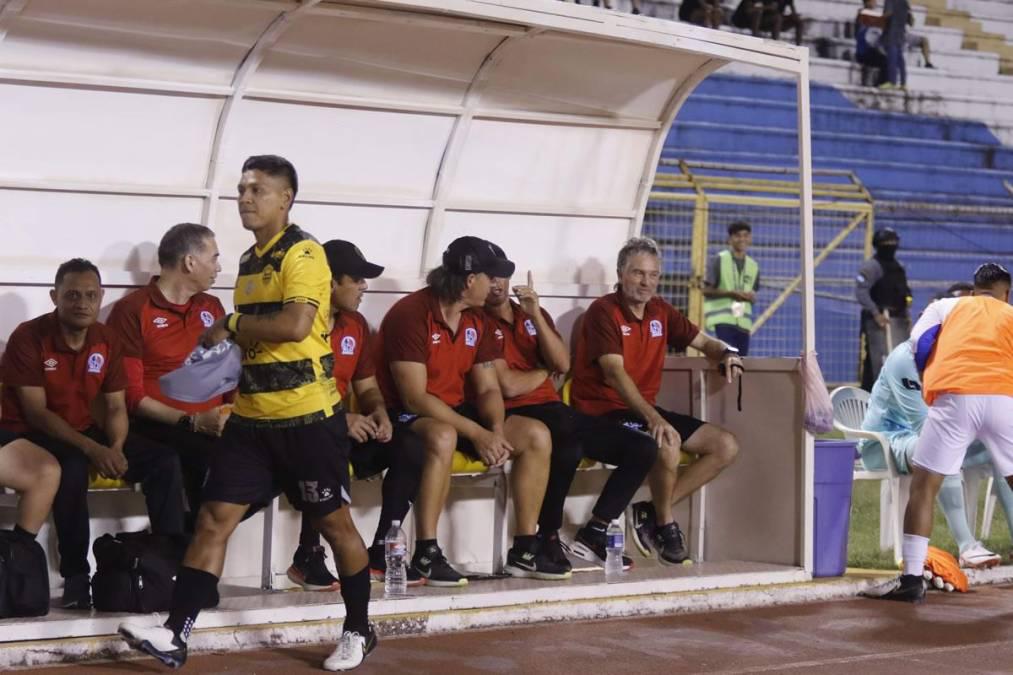 NO SE VIO EN TV: Feo gesto de  Moya a Troglio, la modelo que reapareció y lo insólito que pasó en el Real España - Olimpia