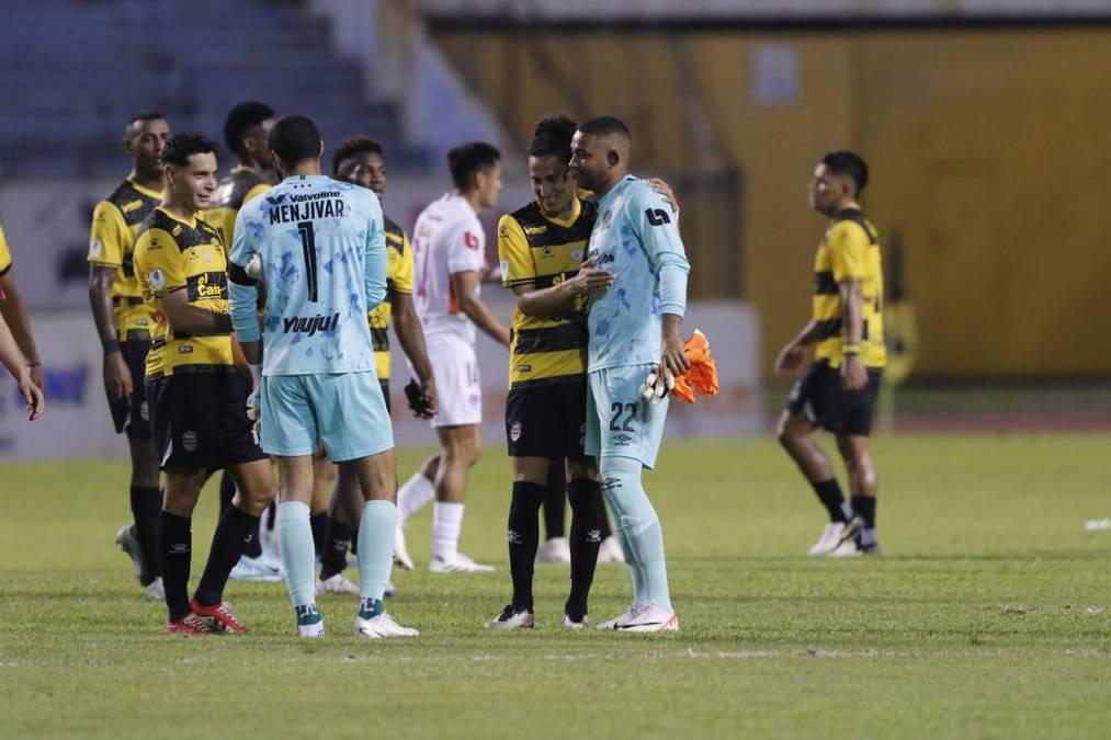 NO SE VIO EN TV: Feo gesto de  Moya a Troglio, la modelo que reapareció y lo insólito que pasó en el Real España - Olimpia