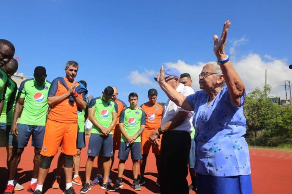 Abuelos llegan al entrenamiento de Motagua a darle la bendición para la ganar la copa 16