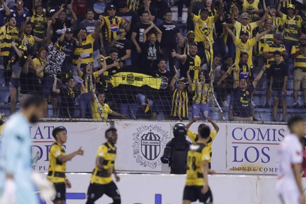 NO SE VIO EN TV: Feo gesto de  Moya a Troglio, la modelo que reapareció y lo insólito que pasó en el Real España - Olimpia