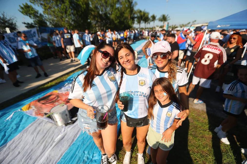 ¡Un espectáculo! La deslumbrante pasarela en el Argentina-Honduras: derroche de belleza en el Hard Rock de Miami