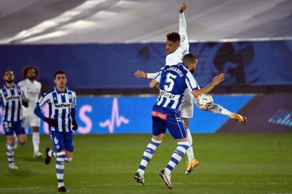 Un pésimo Real Madrid perdió en el Di Stéfano ante el Alavés y se aleja de los líderes en España