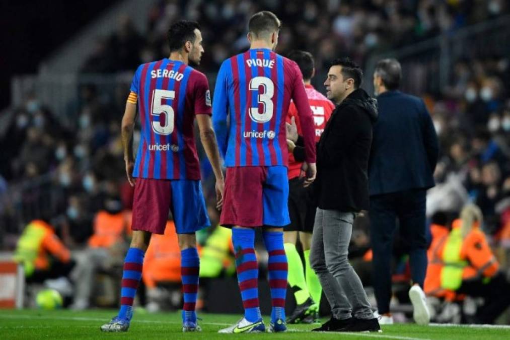 Las imperdibles fotos de Xavi dirigiendo a sus excompañeros del Barcelona en su debut y el efusivo festejo