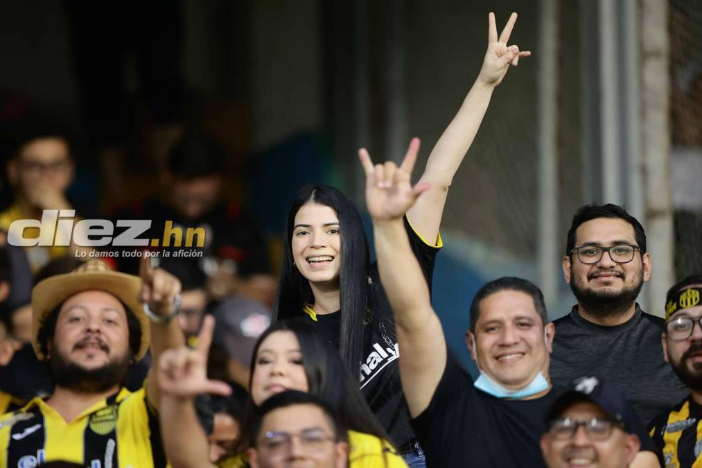 Bellas mujeres y gran ambiente en el estadio Morazán por el Real España-Alajuelense de la Liga Concacaf