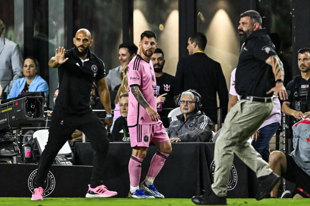 Beso a Messi, lindo gesto de Leo con Newell’s y el jugador que se llevó la camisa del “10” en su partido más especial