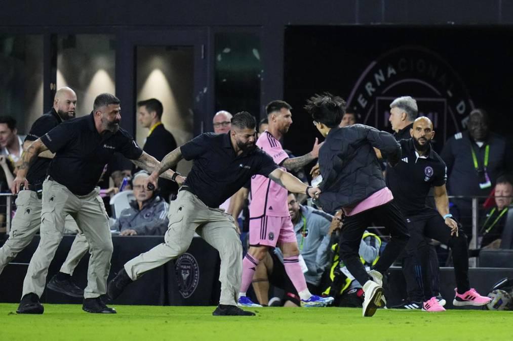 Beso a Messi, lindo gesto de Leo con Newell’s y el jugador que se llevó la camisa del “10” en su partido más especial