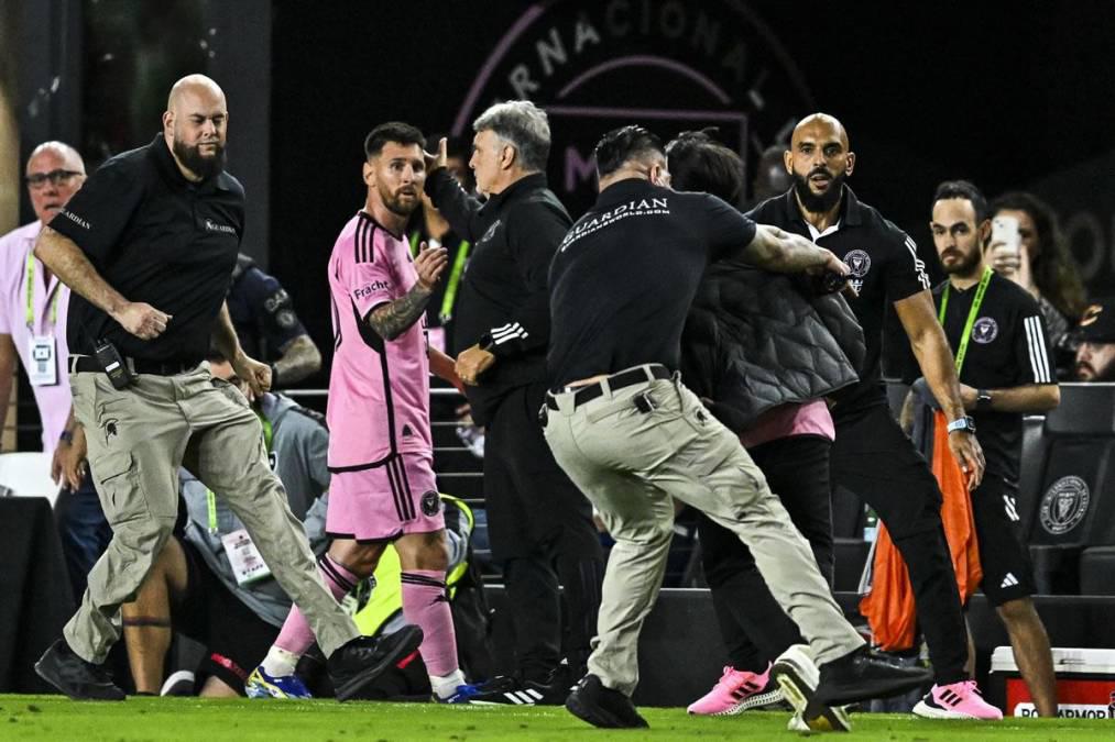 Beso a Messi, lindo gesto de Leo con Newell’s y el jugador que se llevó la camisa del “10” en su partido más especial