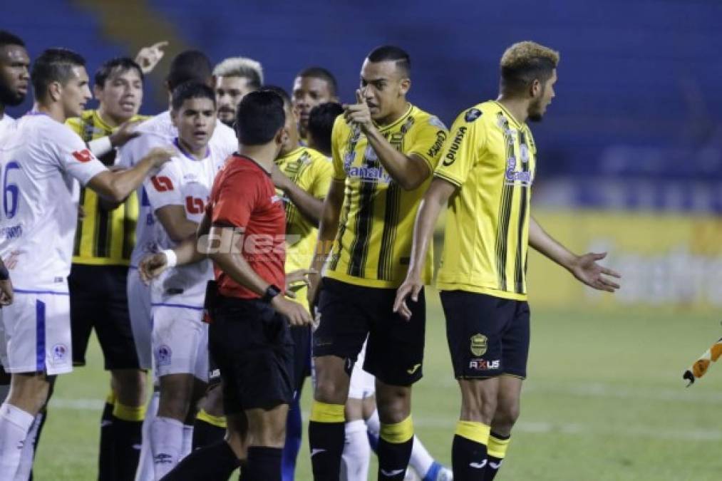 Lluvia de golpes y manotazos en el Olimpico entre jugadores de Real España y Olimpia