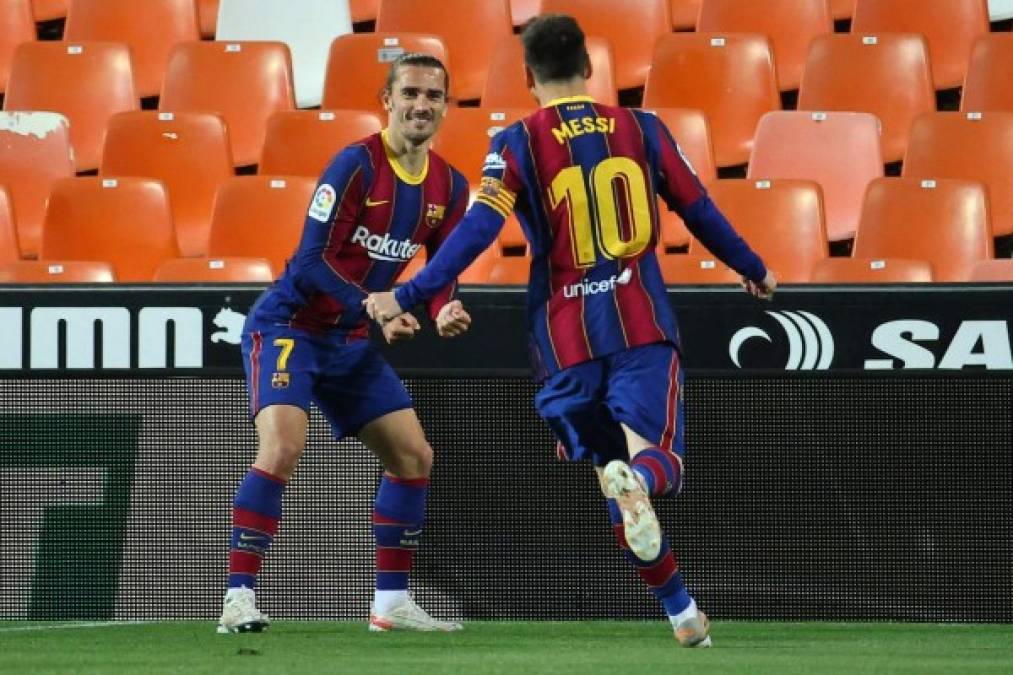 Messi marcó doblete y mantiene vivo al Barcelona en la Liga de España en la sufrida remontada ante Valencia