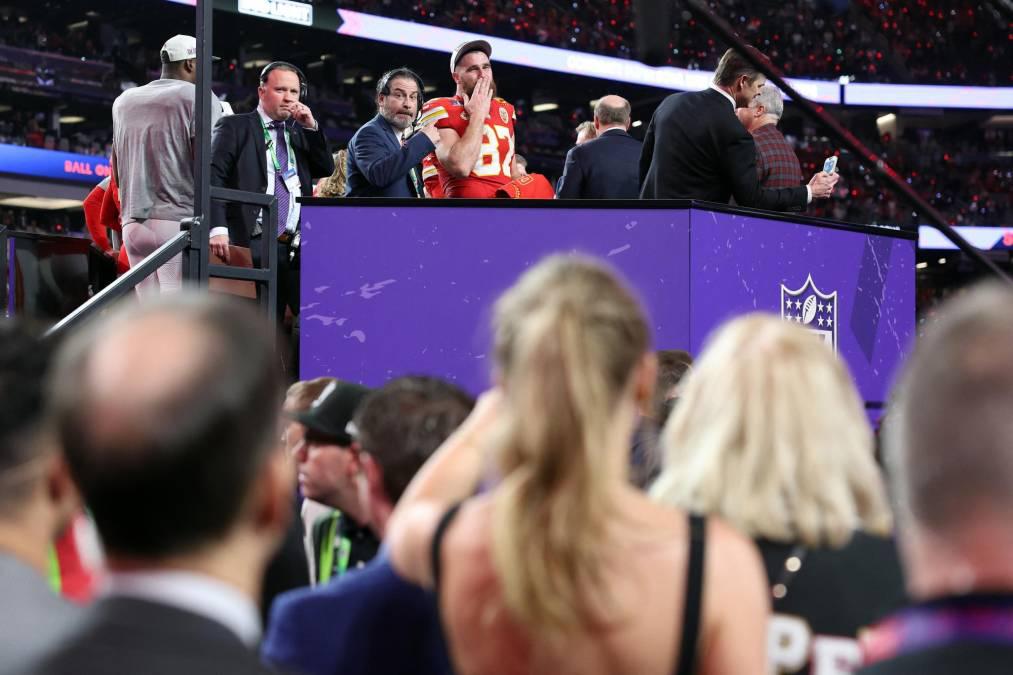 Así fue el derroche de amor entre Taylor Swift y Travis Kelce tras el Super Bowl; Donald Trump arremetió contra la cantante