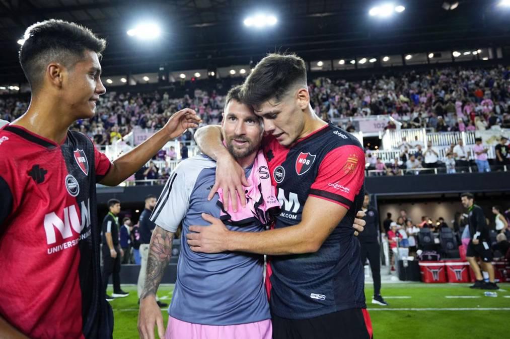 Beso a Messi, lindo gesto de Leo con Newell’s y el jugador que se llevó la camisa del “10” en su partido más especial