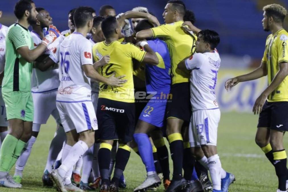 Lluvia de golpes y manotazos en el Olimpico entre jugadores de Real España y Olimpia