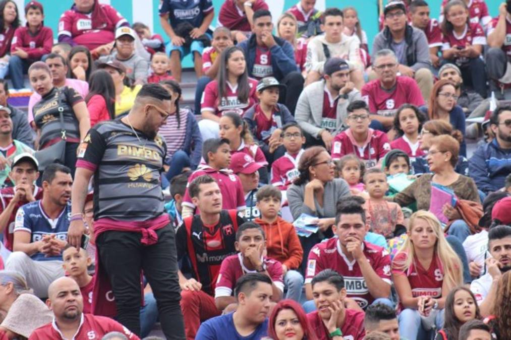 Hondureños viven al máximo el clásico tico que busca a su finalista