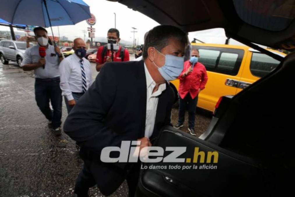 Bajo una copiosa lluvia: así fue la llegada de 'Bolillo' Gómez camino a su presentación como DT de Honduras