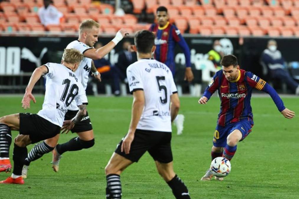 Messi marcó doblete y mantiene vivo al Barcelona en la Liga de España en la sufrida remontada ante Valencia