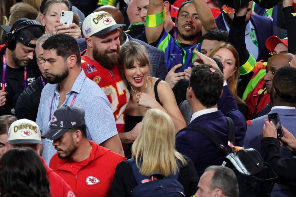 Así fue el derroche de amor entre Taylor Swift y Travis Kelce tras el Super Bowl; Donald Trump arremetió contra la cantante
