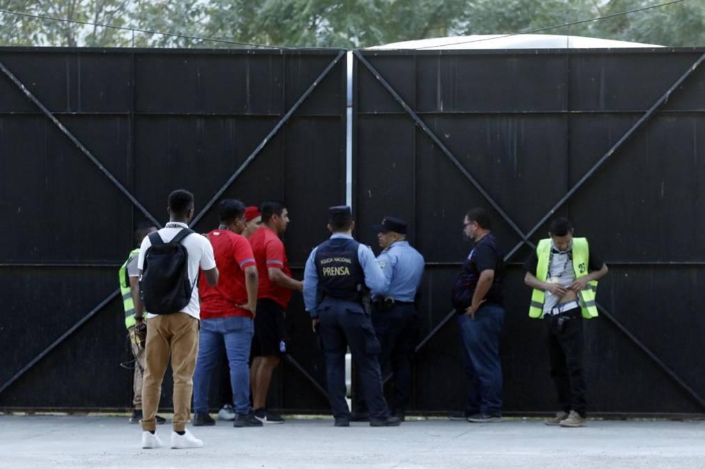 NO SE VIO EN TV: Feo gesto de  Moya a Troglio, la modelo que reapareció y lo insólito que pasó en el Real España - Olimpia