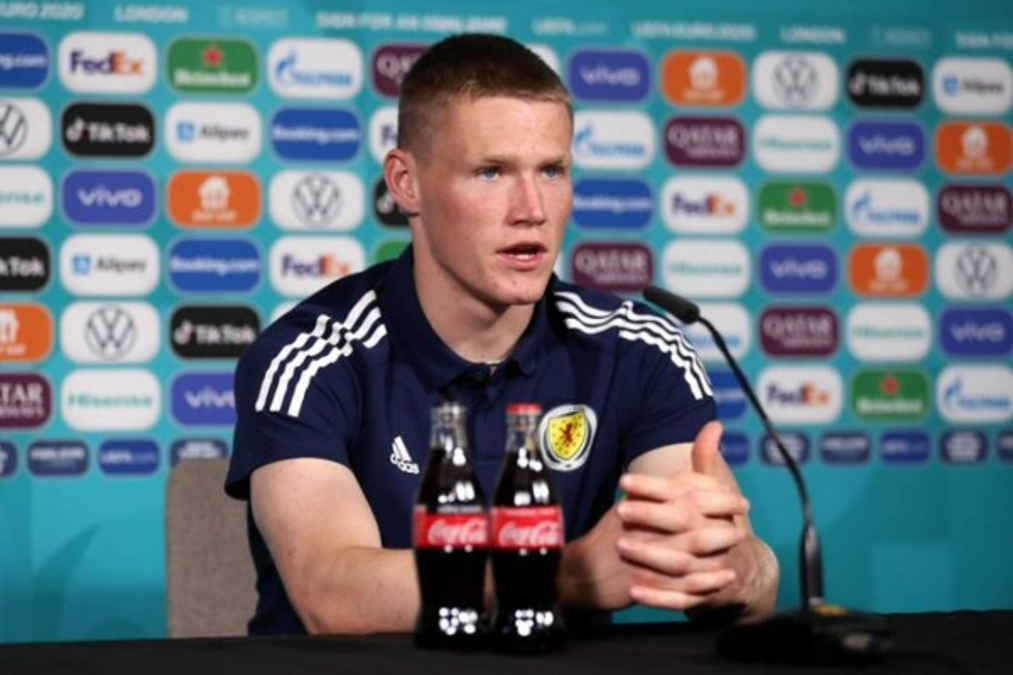 ¡Burlas a Cristiano! Protagonistas de la Eurocopa beben, piden trabajo y llevan refresco tras su gesto